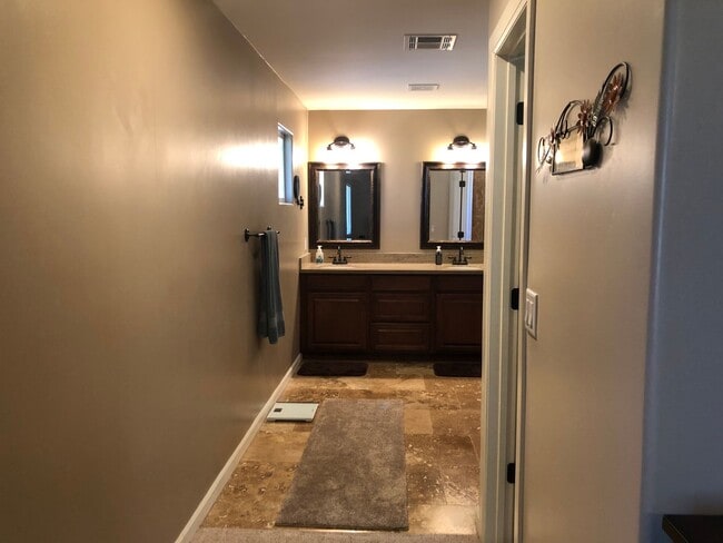 Building Photo - Welcome to this charming 2-bedroom, 2-bathroom house located in Leisure World a 45+ Active Adult ...