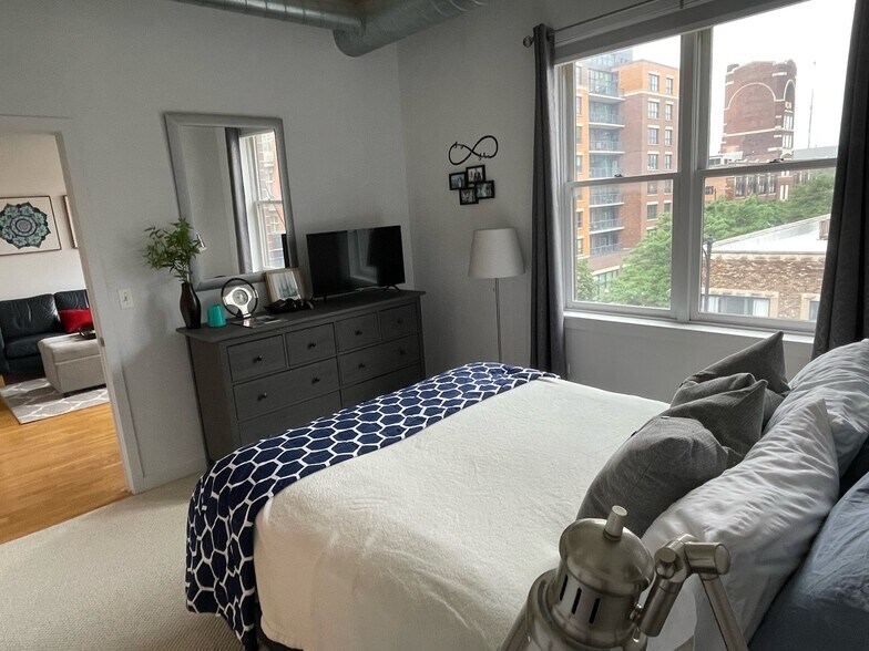 Building Photo - 1155 W Madison St