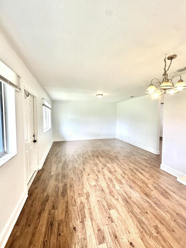 Building Photo - 210 E Tiffany Dr