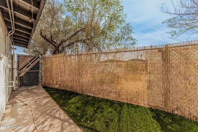 Building Photo - 1321 N 48th Pl