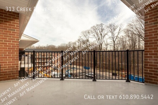 Building Photo - 313 Creek Dr