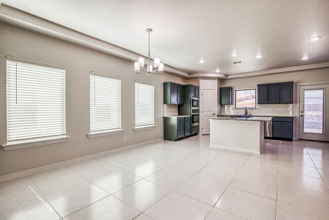 Building Photo - Beautiful  House 3 beds/3 baths. This Prop...