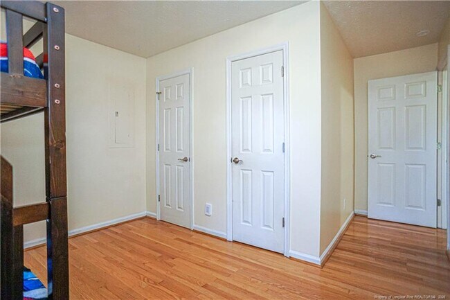 Building Photo - 184 E 12 Oaks Rd