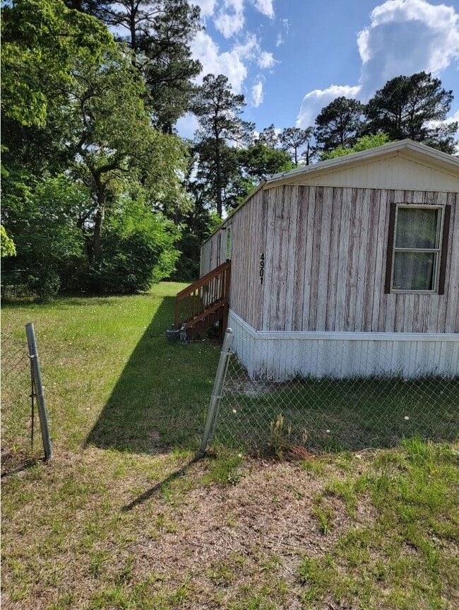 Building Photo - 3-bedrooms and 2-bathrooms Mobile-home