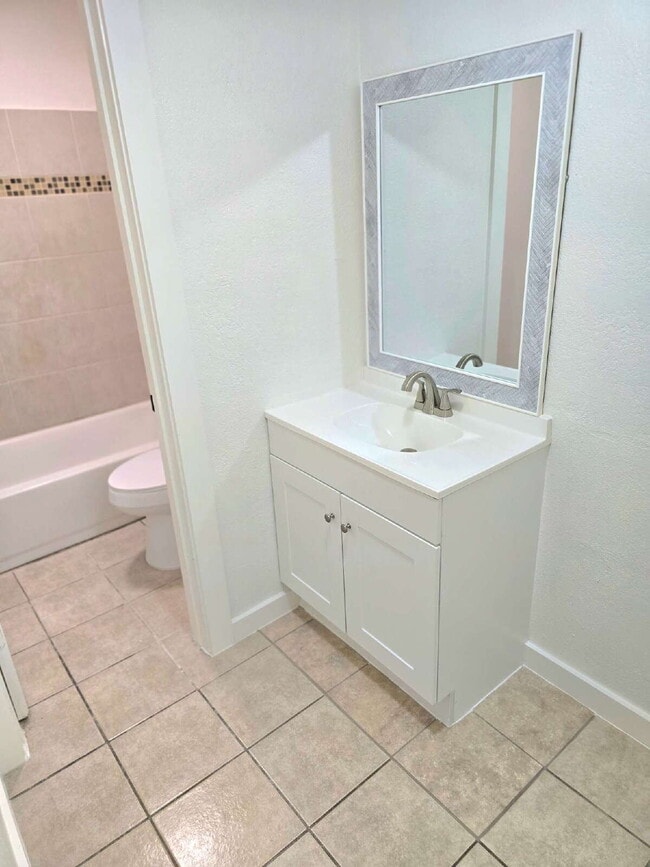 Building Photo - Stylish Comfort in a Freshly Remodeled Beauty