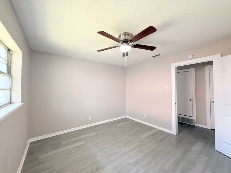 Building Photo - 1228 Oak Dr