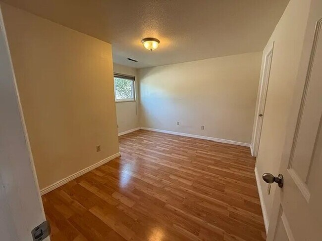 Building Photo - 2-Bed/1.5-Bath Longmont Townhome