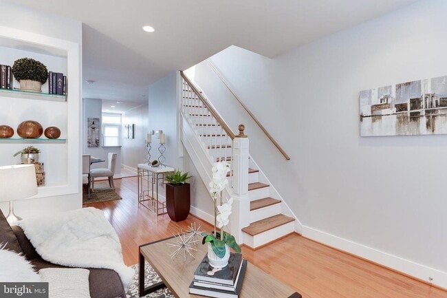 Building Photo - Gorgeous Renovated Rowhome | Walk to Colum...