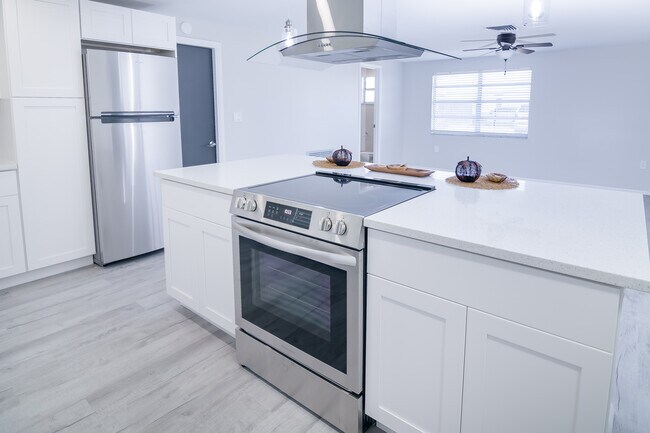 Building Photo - 6443 Lomand Ave