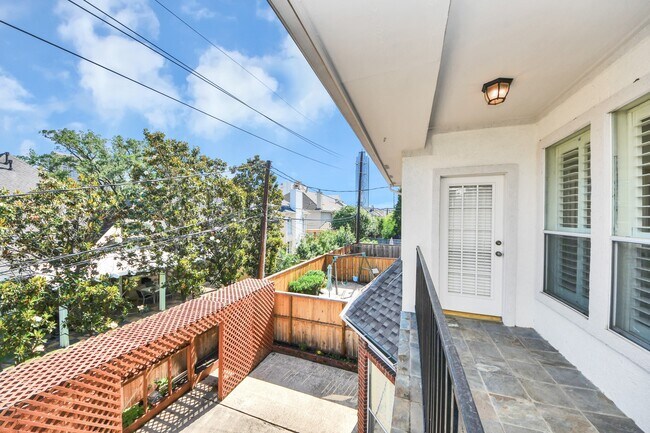 Building Photo - 5346 Hidalgo St