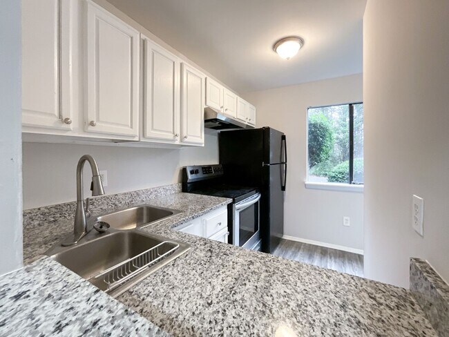 Building Photo - COMING SOON! Charming 2-Bed, 1.5-Bath Retr...