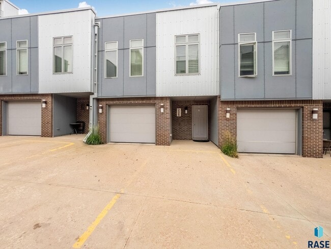 Primary Photo - 226 E Residence Pl