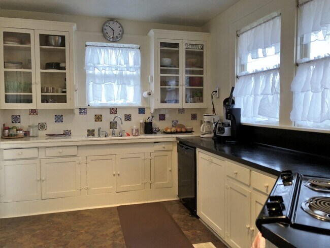 Building Photo - 703E31