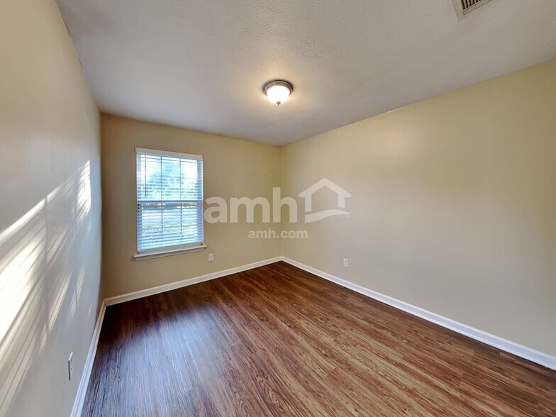 Building Photo - 634 Mable Dr