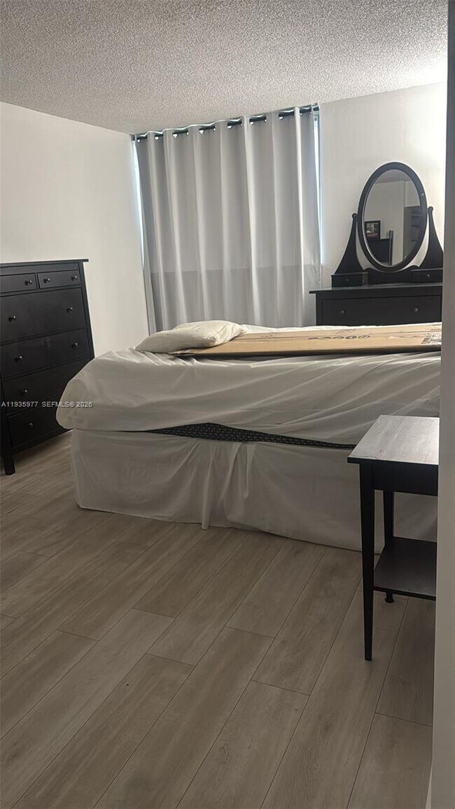 Building Photo - 8897 Fontainebleau Blvd