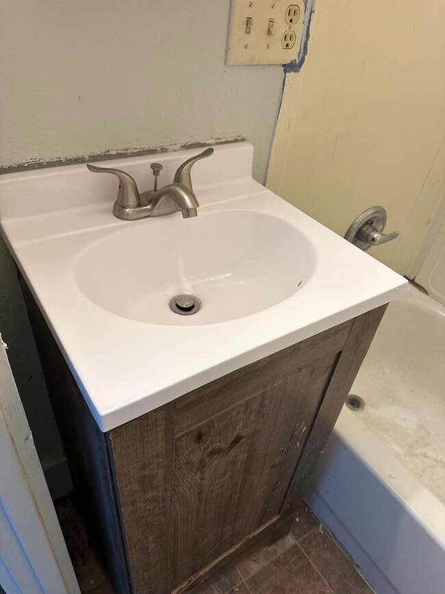 Building Photo - Anamosa Duplex