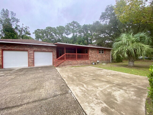 Building Photo - Single-family home on Hilton Head Island with NO HOA!