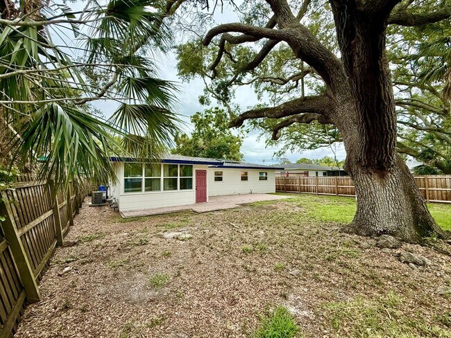 Building Photo - 1837 Pasadena Dr