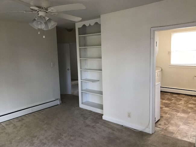 Building Photo - --AVAILABLE OCTOBER 30TH-- 2 BR / 1.5 BA W...