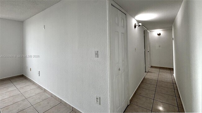 Building Photo - 666 W 81st St
