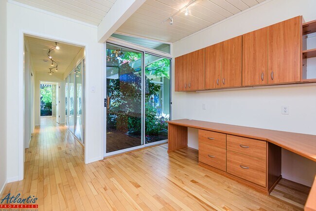 Building Photo - Gorgeous Eichler Home | Desirable Location