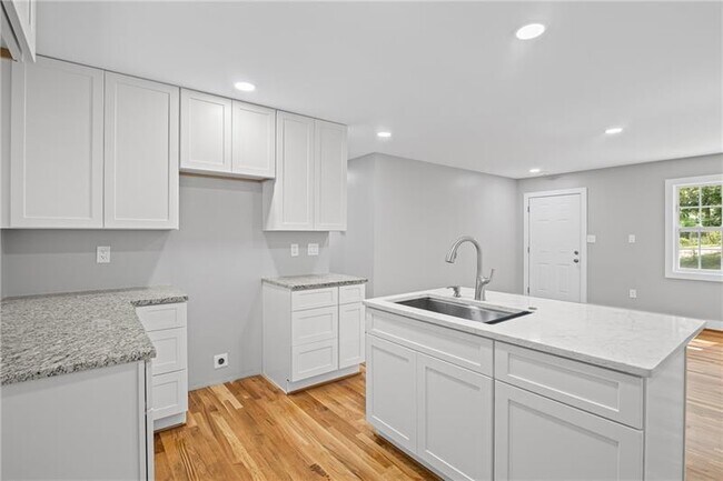 Building Photo - 2889 Macon Dr SE