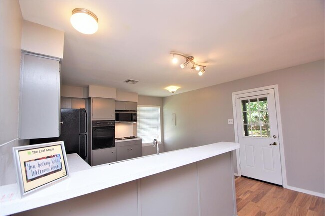 Building Photo - 3202 Barton View Dr