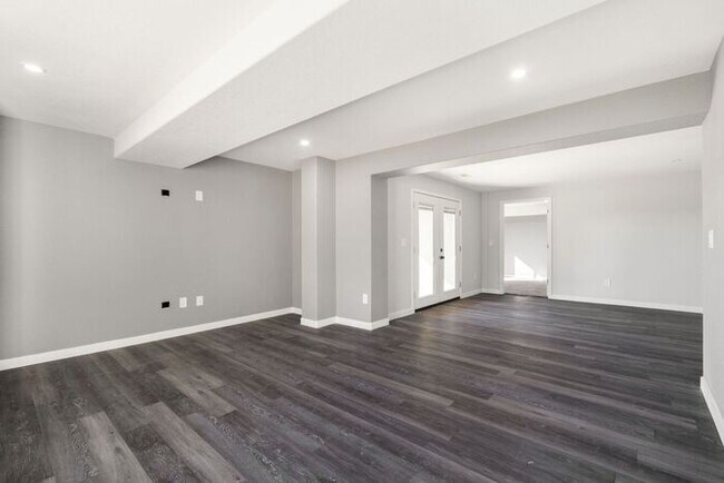 Building Photo - ***WINTER SPECIAL $2695.00 a Month *** 5 b...