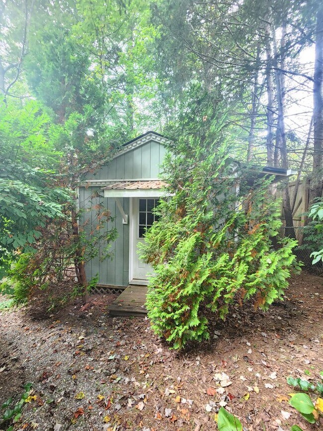 Building Photo - ***FIRST MONTH RENT FREE*** Black Mountain Rentals- Close to Lake Tomahawk and Black Mountain Gol...