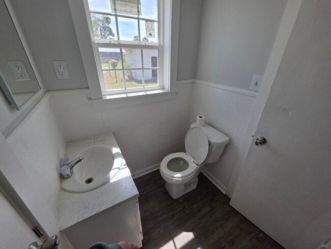 Building Photo - 1001 James St