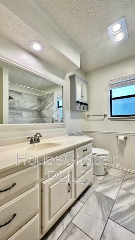 Building Photo - 6814 Hyden Ave