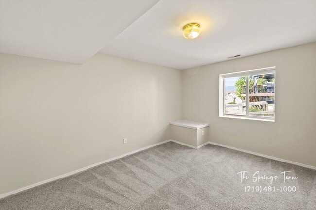Building Photo - Spacious Ranch-Style 5-Bedroom in The Heig...
