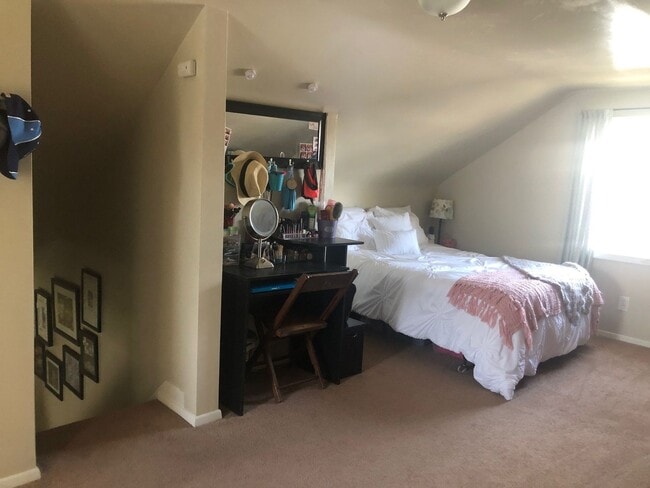 Building Photo - 2 Bedroom with Bonus Room in Basement