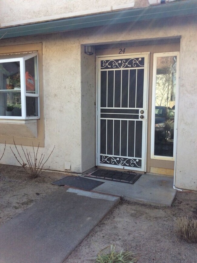 Building Photo - 2 Bedroom 1.5 Bath updated Condo