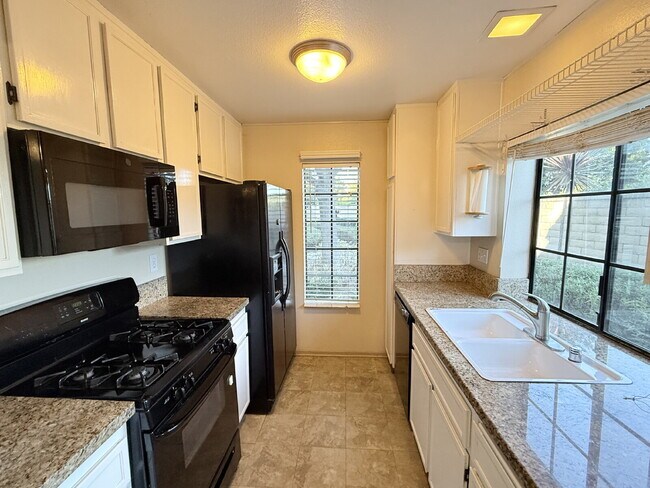 Building Photo - Inviting Rancho Peñasquitos Condo with Poo...