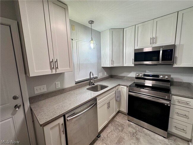 Building Photo - 1093 N Main St