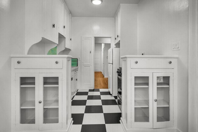 Building Photo - Stunning Old-World Hollywood Unit