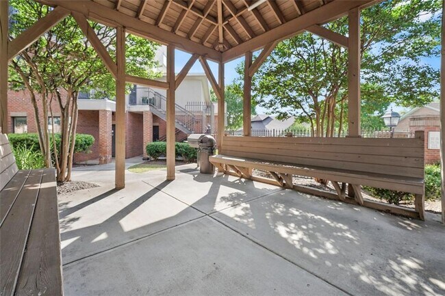 Building Photo - 898 Oak St SW