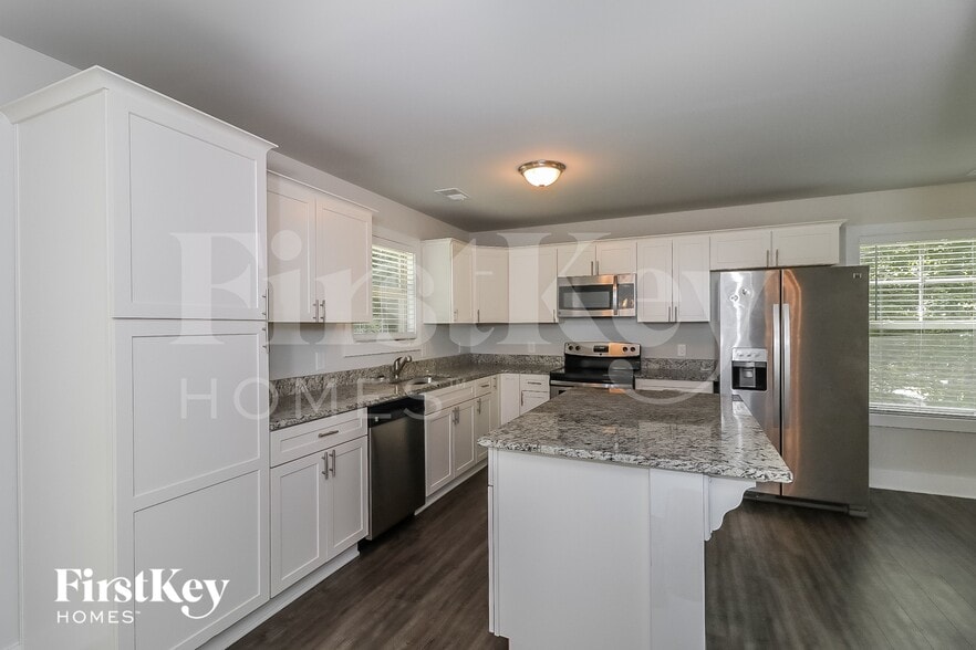 Building Photo - 4535 Bonneville Dr