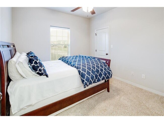 Building Photo - August 2025 Move In! Beautiful 3 Bed, 3.5 ...