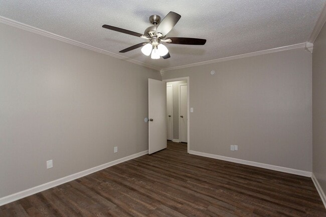 Building Photo - ** 4 bed 2 bath located in Dalraida close ...