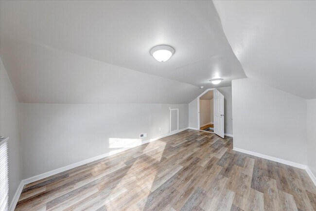 Building Photo - 1015 S Sheffield Ave