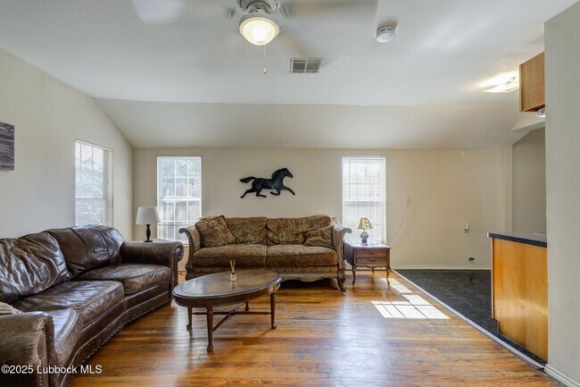 Building Photo - Charming & Unique 4 Bedroom