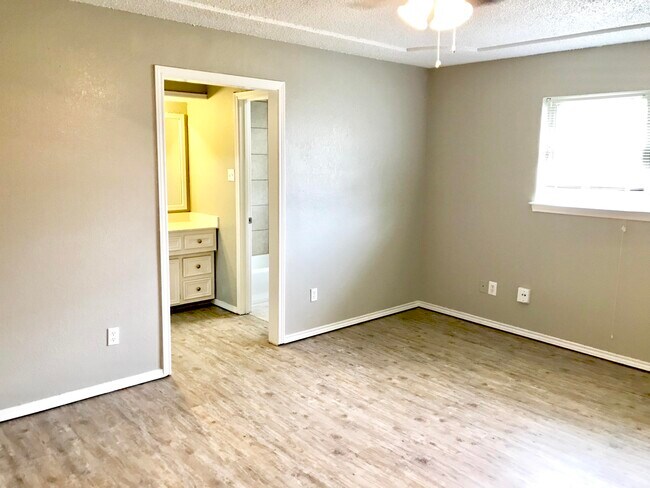 Building Photo - 8606 Geneva Ave