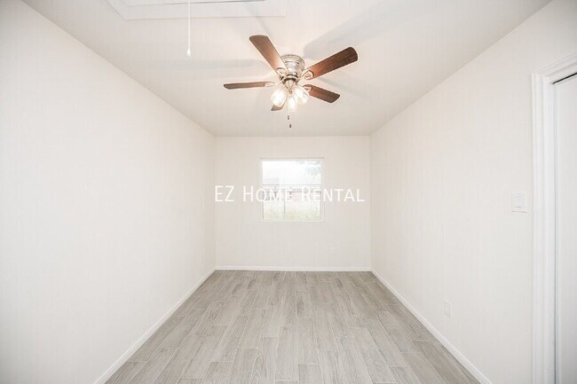 Building Photo - 5040 Mallow St