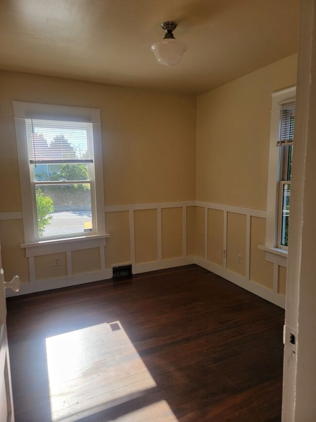 Building Photo - Charming Craftsman In Lincoln District