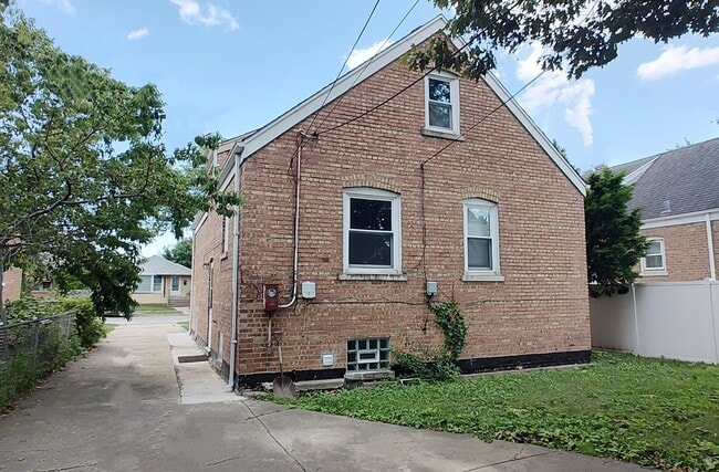 Building Photo - 6934 S Karlov Ave