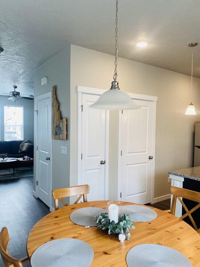 Building Photo - 5929 S Boddington Ln