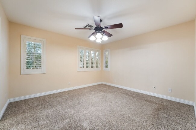 Building Photo - "Charming 2-Bed Oasis with 2.5 Baths in the Heart of Las Vegas with a 1 Car  Garage. – 1,404 Sq F...