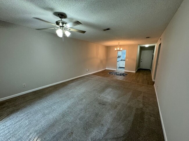 Building Photo - RENOVATED 3/2 TOWNHOUSE MOVE IN READY!